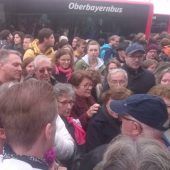 Bahn-Chaos: Hunderte Fahrgäste und zu wenig Busse