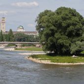 Taschenräuber springt in die Isar