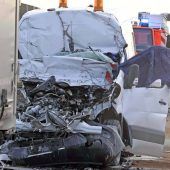 Kleintransporter prallt auf Lastwagen: Fahrer tot