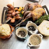 Klassischer Festtagsschmaus: Fasan im Salzteig mit Sauerkraut und Herzogin-Kartoffeln (4 Personen)