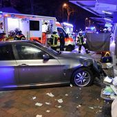 Auto fährt in Menschenmenge – vier Verletzte