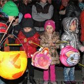 Laternenzug und offene Geschäfte