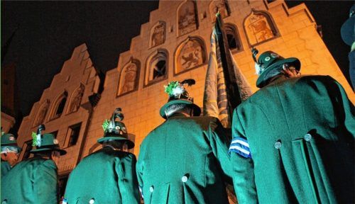 Gedenken der Rebellen von 1705, die bei der blutigen Schlacht am Magdalenenberg bei Wasserburg von den kaiserlichen Truppen niedergemetzelt wurden: Die Gebirgsschützen Rosenheim, Endorf und Hofmark Söllhuben. Foto Archiv Rothmaier