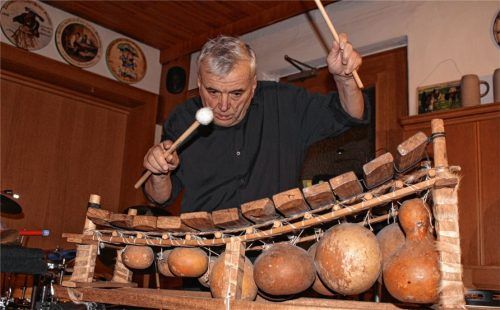 Das Marimbafon gehört zu den vielen ungewöhnlichen Instrumenten, die Erwin Rehling spielt. Er ist ein Multi-Instrumentalist und auch der Erzähler der „Dorfgeschichten“. Gemeinsam mit Pit Holzapfel hat er ein „Klangbuch“ herausgebracht, das im Mandelbaum Verlag Wien heuer im Februar erschienen ist. Und die Anekdoten wachsen weiter. Die neuesten erzählt Rehling, begleitet von Holzapfel, am 30. Juni, um 20 Uhr im Bauernhausmuseum Amerang. Foto klemm/Archiv