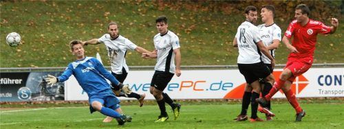 Allein gegen Garchings Abwehr: Markus Einsiedler vernaschte beim entscheidenden 1:0 die gesamte Hintermannschaft der Gastgeber. Foto Fehrmann