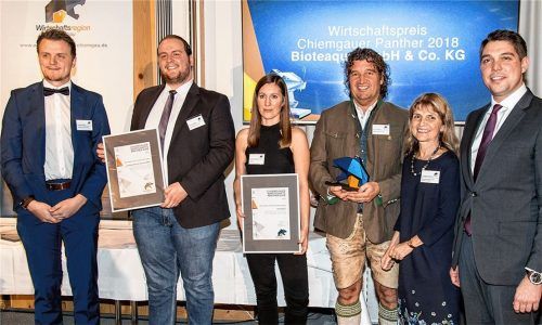 Als beste Unternehmen in der Kategorie „Handel und digitaler Einzelhandel“ zeichnete Landrat Siegfried Walch (rechts) zusammen mit Wifö-Geschäftsführerin Dr. Birgit Seeholzer (Zweite von rechts) Armin Wagner von der Teemanufaktur Bioteaque in Traunstein (1. Preis), Christine Paschen von der Teemanufaktur TaTeeTaTa aus Inzell sowie Thomas und Andreas Mayer (links) vom Landkaufhaus Mayer aus Siegsdorf aus. Fotos eff