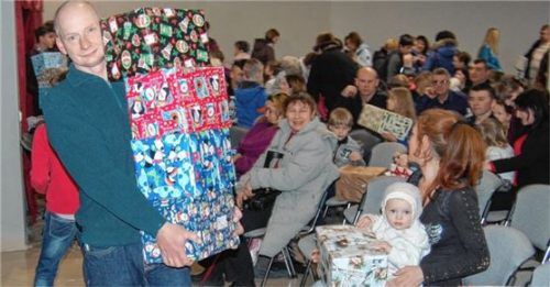 Als Ehrenamtler ist René Keil (links) für „Hoffnungsträger Ost“ in Moldawien und in der Ostukraine unterwegs und überbringt Weihnachtspakete aus dem Landkreis.Foto re