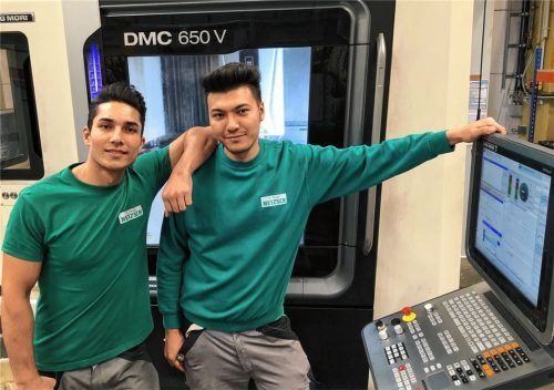 Als sie aus Afghanistan nach Deutschland kamen, konnten Shahab (links) und Mostafa lediglich eine Schulbildung von drei Jahren vorweisen. In Deutschland paukten sie zwei Jahre, machten Praktika und dürfen jetzt bei Netzsch eine Ausbildung zur Fachkraft für Metalltechnik absolvieren. Die gesamte Belegschaft staunt über die herausragenden Fortschritte, die die jungen Männer machen.Foto Netzsch