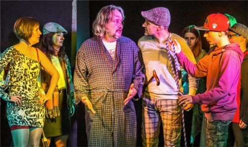 Am Ende gerät Kleinman (Markus Völkel, Mitte) selbst unter Verdacht. Foto Tüchler/ Hut ab