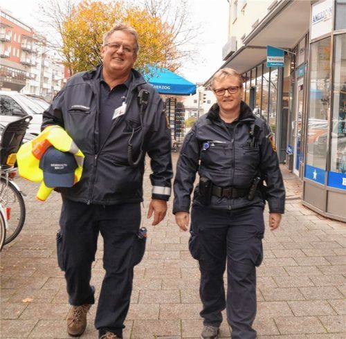 Anja Pitsch und Jürgen Zabelt von der Sicherheitswacht Waldkraiburg auf Streife in der Berliner Straße, in den neuen Hemden und Jacken, mit denen der Freistaat die ehrenamtlichen Helfer kürzlich ausgestattet hat.Fotos  hg