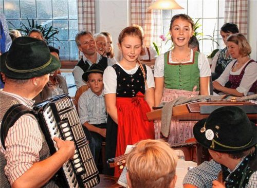 Annamirl und Lenal Schmid aus Kiefersfelden wurden vom Papa auf dem Akkordeon begleitet.Foto re
