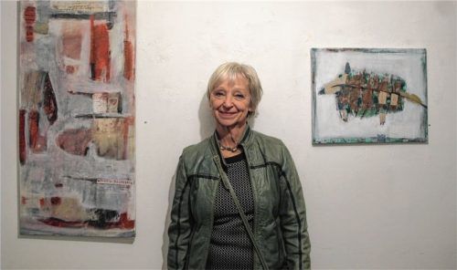 Annelies Kaczynski mit ihren Bildern „Tatort“ (links) und „Viech“. Foto Heuser