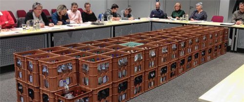 Anschauungsunterricht im Stadtrat: Soviele Wasserflaschen bräuchte man, um einen Kubikmeter Wasser zu erhalten. Foto Fleindl