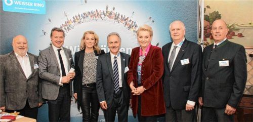 Anton Gröber (Mitte) mit (von links) Franz Schwarz (Weißer Ring Rosenheim), MdL Klaus Stöttner, Christina Tomczyk-Surer, Mitarbeiterin im Verein, OB Gabriele Bauer, Franz Josef Papst (Landesverband) und dem Stellvertretenden Vorsitzenden Dietmar Eissing. Foto reisner