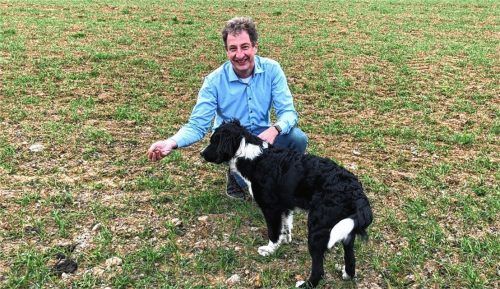 Arbeit mit und in der Natur, um sich zu erden: Franz Obermayer, Unternehmer und Landwirt aus Kirchweidach, lebt nachhaltige Werte aus der Landwirtschaft auch in seinen IT-Unternehmen. Foto re