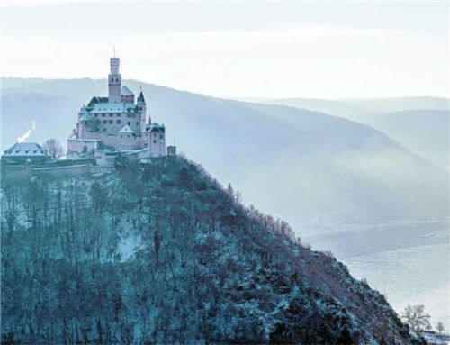 Auch bei eisigen Temperaturen bietet sich auf dem Rheinstieg ein imposanter Blick auf die Marksburg bei Braubach. Die einzige Burg am Mittelrhein, die in ihrer ursprünglichen Form erhalten ist, versetzt Besucher zurück ins geheimnisvolle Mittelalter. Foto Dominik Ketz