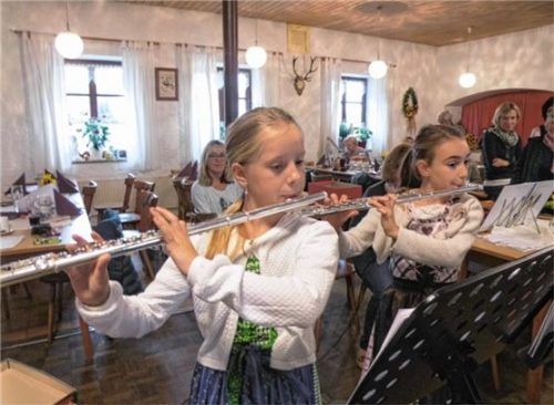 Auch die beiden Querflötenspielerinnen Paula und Lena trugen zur Unterhaltung der Senioren bei. Foto  fim