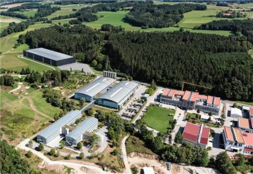 Auer-Packaging-Standort in Amerang: Oben links im Bild die Visualisierung der Lagerhalle, wie sie in fertigem Zustand aussehen wird. Foto re