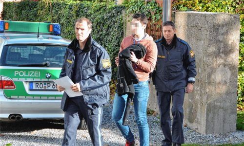 Auf dem Weg in den Gerichtssaal: Der 21-jährige Sohn des Opfers ist Hauptangeklagter. Foto kd