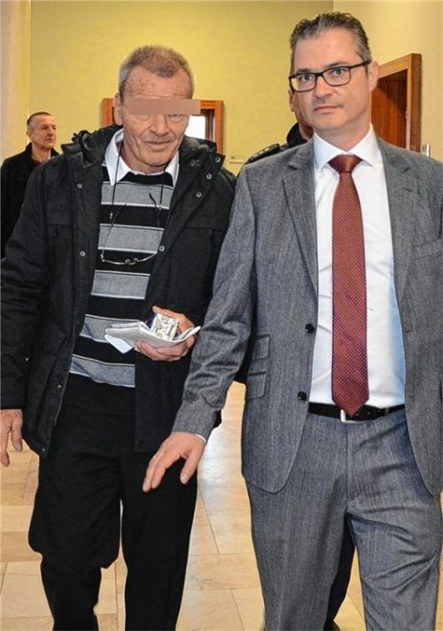 Auf dem Weg in den Gerichtssaal: der Angeklagte und sein Verteidiger Dr. Markus Frank.Foto Kretzmer-Diepold