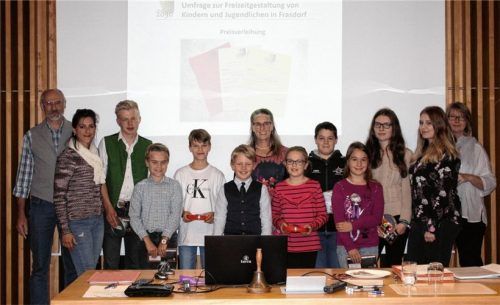 Auf große Resonanz ist die Umfrage zur Freizeitgestaltung bei den Kindern und Jugendlichen in Frasdorf gestoßen. Bürgermeisterin Marianne Steindlmüller (Mitte) gratulierte den Preisträgern.Foto rehberg