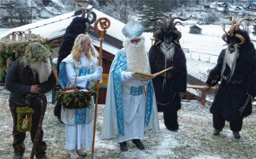 Auftritt des Nikolausses im verschneiten Kötschachtal.Fotos Kregel