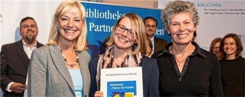 Ausgezeichnet: (von links) Kultusstaatssekretärin Carolina Trautner überreicht die Urkunde an Monika Hochmuth und Gabriela Schmidt von der Stadtbibliothek.Foto H.-R. scjulz