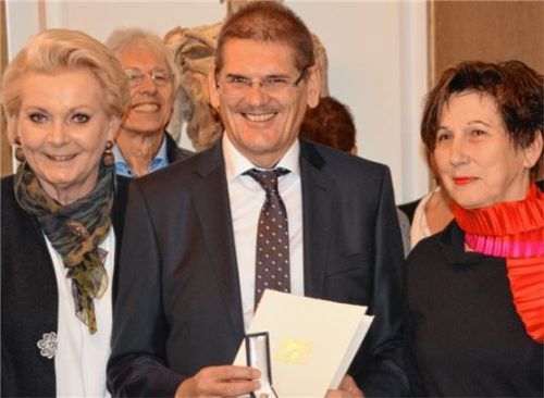 Ausgezeichnet: (von links) Oberbürgermeisterin Gabriele Bauer ehrte Heinz Schmidt und Elisabeth Mehrl. Foto Heise