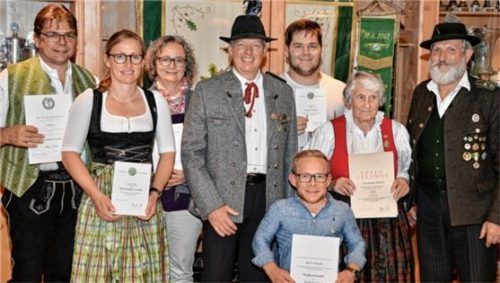 Ausgezeichnete Mitglieder: Zweiter Gauschützenmeister Josef Schuster (rechts) und Schützenmeister Christian Edenhofer (Mitte) überreichte Urkunden an (von links) Andi Mayer, Vroni Webersberger, Claudia Schuster, Markus Schuster, Elisabeth Lederwaschen und (vorne) Bernhard Grießl. Foto re