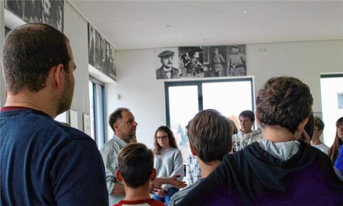 Ausstellungsbesuch am Schicksalstag, 9. November, in Kolbermoor: Mit dem NSU-Komplex und der Räterepublik in Kolbermoor befassten sich gestern Schüler der neunten Klassen des Bad Aiblinger Gymnasiums.Foto ge