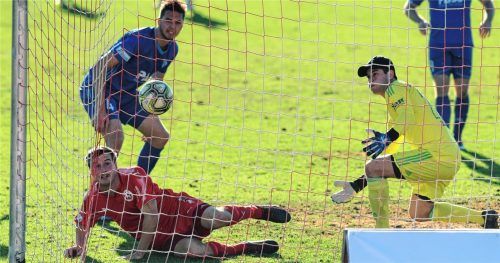 Banger Blick von Markus Einsiedler (am Boden), der Ball springt aber vom Pfosten hinter die Linie zur 1:0-Führung.Foto Ziegler