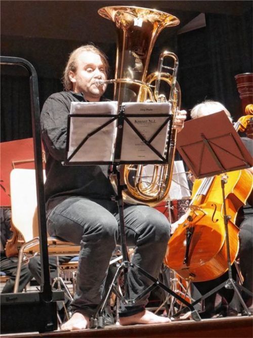 Barfuß Tuba spielend: Andreas Martin Hofmeir. Foto Kirchner