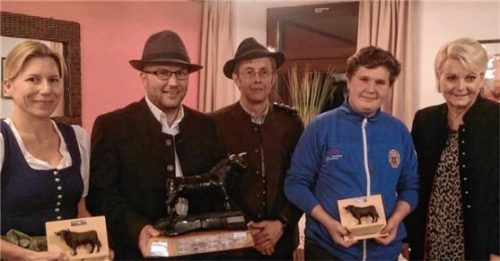 Bei der Siegerehrung: (von links) Patricia Lamminger, Matthias Determeyer, Schützenmeister Armin Klieber, Luca Stallhofer und Oberbürgermeisterin Gabriele Bauer. Foto re