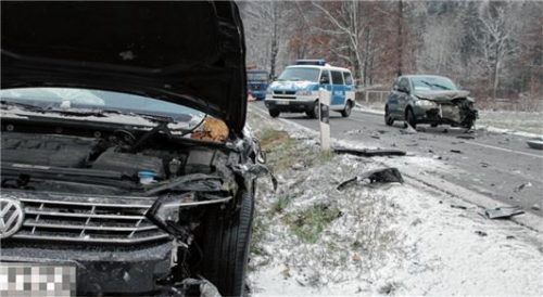 Beim Frontalzusammenstoß zweier Fahrzeuge zwischen Frasdorf und Achenmühle entstand an beiden VW Totalschaden. Foto Reisner