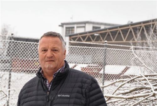 Beim Ortstermin in Sachen Osterweiterung: Martin Kalleder, der bei der Firma Netzsch für das Gebäude- und Facilitymanagement zuständig ist.