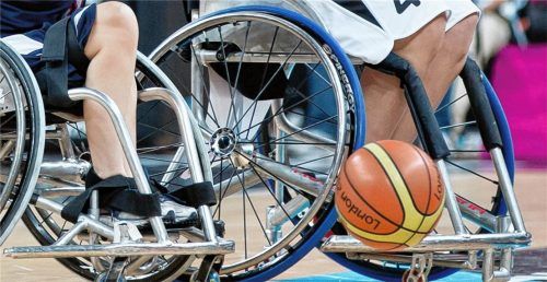 Beim Training: Die Rollstühle sind speziell für den Sport angefertigt. Das ausladende Gestänge an den Füßen bildet die sogenannte Pufferzone für Zusammenstöße. Foto dpa