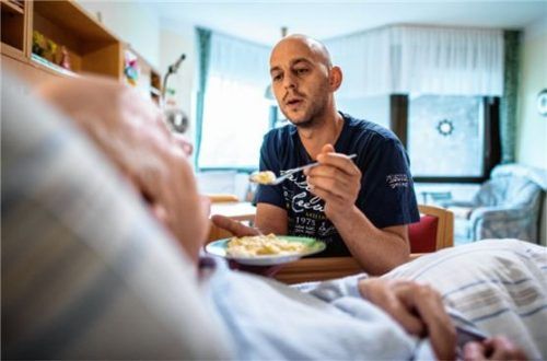 Berufe in der Pflege sollen aufgewertet werden. Das ist die Voraussetzung dafür, dass sich mehr Menschen für diesen Beruf begeistern. Foto picture alliance/Guido Kirchner/dpa