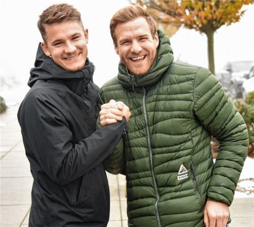 Beste Freunde, aber am Samstag Gegner: Wiggerl Räuber (links) vom TSV 1860 Rosenheim) und Maxi Hain vom TSV Buchbach stehen sich ab 14 Uhr im Rosenheimer Jahnstadion im brisanten Inn/Salzach-Derby gegenüber. Foto  Ziegler