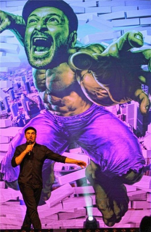 Bezeichnendes Bühnenbild: Kaya Yanar regt sich über vieles auf und fühlt sich dabei wie der „Hulk“. Foto Wunsam.