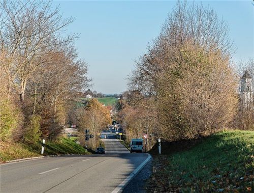 Blick vom Kellerberg in Richtung Ortseinfahrt. Hier soll eine dreieinhalb Meter breite Dorfstraße mit zwei Ausweichflächen entstehen. Foto  I. Günster