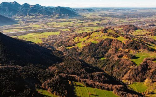 Blick vom Samerberg auf Nußdorf, dahinter das Inntal und der Wendelstein.Foto nit