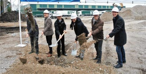 BTK-Geschäftsführer Bernhard Reichert, Olaf Kalsperger, Bürgermeister in Raubling, Goldbeck-Projektleiter Sebastian Volkwein, BTK-Geschäftsführer Josef Heiß und Franz Weiß sowie Goldbeck-Niederlassungsleiter Dieter Janshen feierten den Spatenstich für die 5500 Quadratmeter große Logistikhalle in Raubling (von links).Foto Blaas