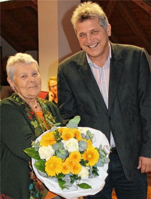 Bürgermeister Bernd Fessler überreichte Wiltrud Rothmayer zum Dank einen Blumenstrauß. Foto heinz