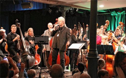 Claus Freudenstein eröffnete das Konzert „Masters of Bass“ mit allen Teilnehmern der Bayerischen Basstage.