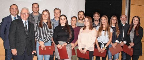 Da strahlen die Vertreter der Gemeinde mit denen der Wirtschaft um die Wette: Bei der Bürgerversammlung wurden die besten Schüler und Absolventen geehrt. Bürgermeister Alois Salzeder (links), Zweiter Bürgermeister Manfred Römer (Zweiter von rechts) und Wolfgang Schäftlmeier von der IGW (Zweiter von links) gratulierten.Foto kla