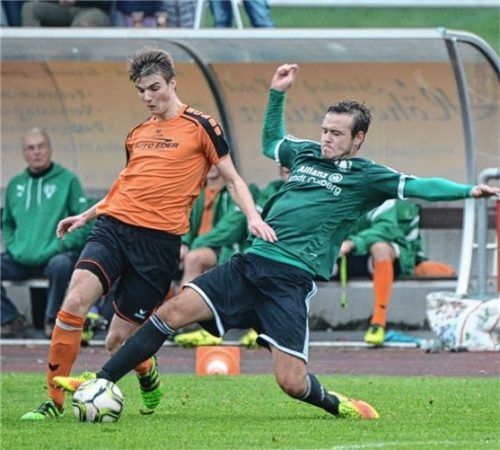 Daniel Kobl (links), hier im Zweikampf mit einem Neurieder, bereitete das 2:0 mustergültig vor. Foto  Ruprecht