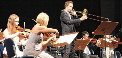 Das 66. Jahreskonzert von Orchestergemeinschaft Waldkraiburg zusammen mit dem Kammermusikensemble Pfarrkirchen galt der Jugend. Richard Petz (26) und Botond Springs (18) zeigten auf Posaune und Trompete ihr Solo-Können.Fotos ahn