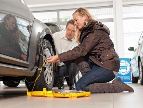 Das Anlegen von Schneeketten sollte vor dem Start in den Winterurlaub geübt werden. Foto T.Volz/ProMotor.