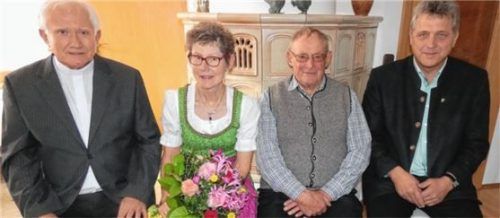 Das Ehepaar Höglauer freute sich über den Besuch von Pfarrer Drago Curic (links) und Bürgermeister Bernd Fessler zur Goldhochzeit.Foto Greiner
