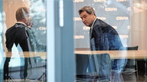 Das entscheidende Gespräch: Ministerpräsident Markus Söder spricht in einem Hinterzimmer mit Verbraucherschutzminister Marcel Huber. Im neuen Kabinett ist für Huber kein Platz mehr. Foto dpa